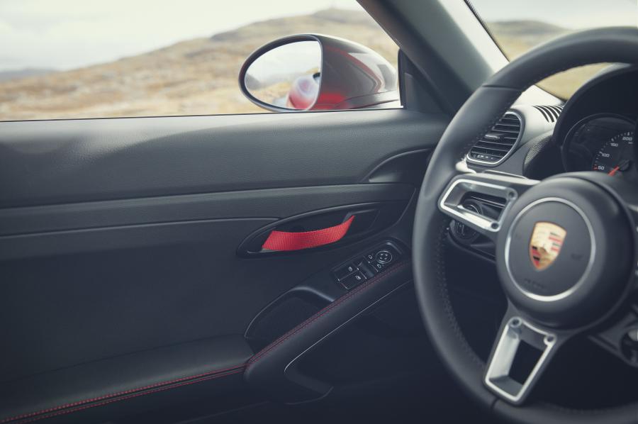 Детали интерьера Porsche 718 Boxster T (982) 2019 года  (WW) (фото 8 из 52)